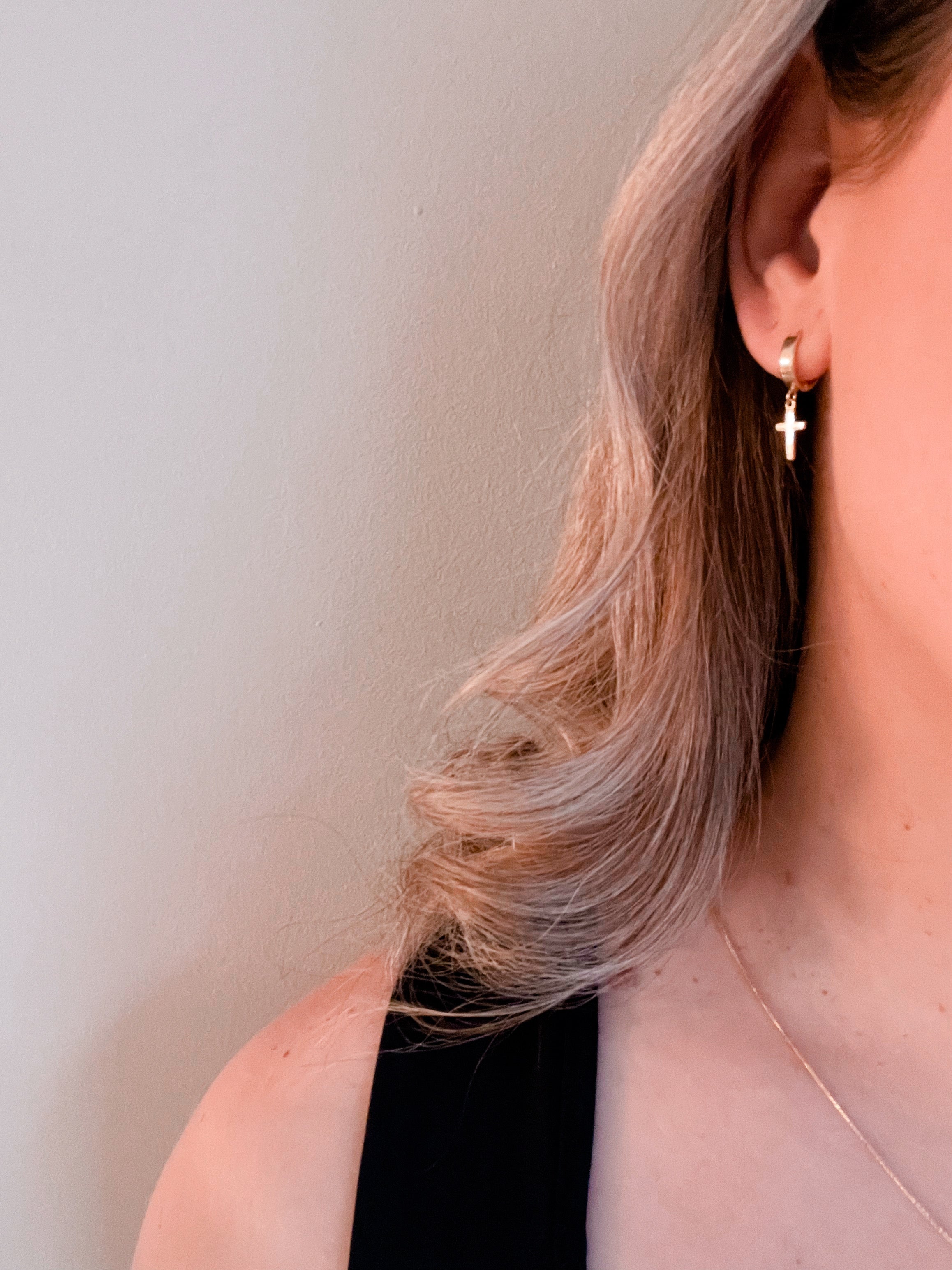 Boucles d'oreilles Lucie huggies avec croix suspendues