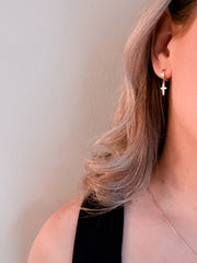 Boucles d'oreilles Lucie huggies avec croix suspendues