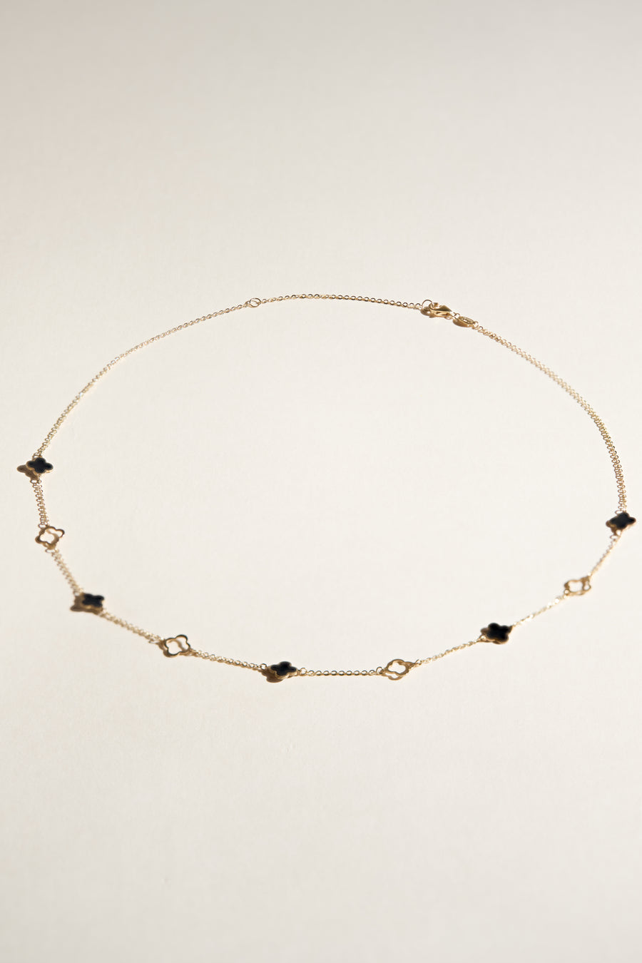 Collier Charlotte mini trèfles noirs et dorés