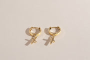 Boucles d'oreilles Lucie huggies avec croix suspendues