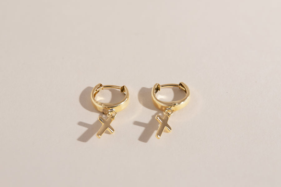 Boucles d'oreilles Lucie huggies avec croix suspendues