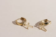 Boucles d'oreilles Lucie huggies avec croix suspendues