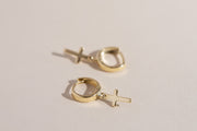 Boucles d'oreilles Lucie huggies avec croix suspendues