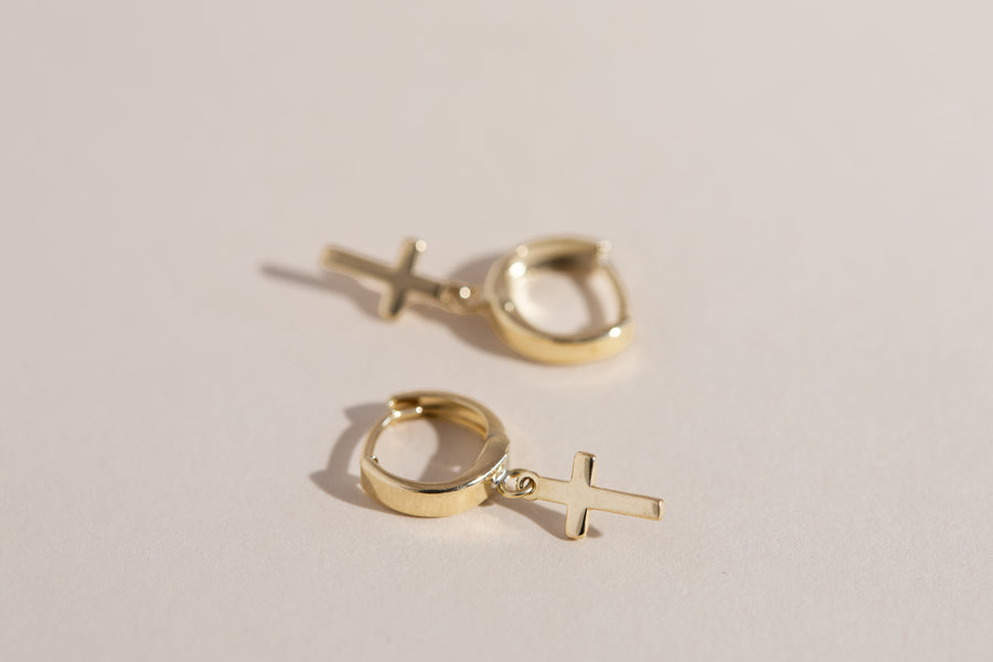 Boucles d'oreilles Lucie huggies avec croix suspendues