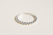 Bague Selena à pois en or blanc 
