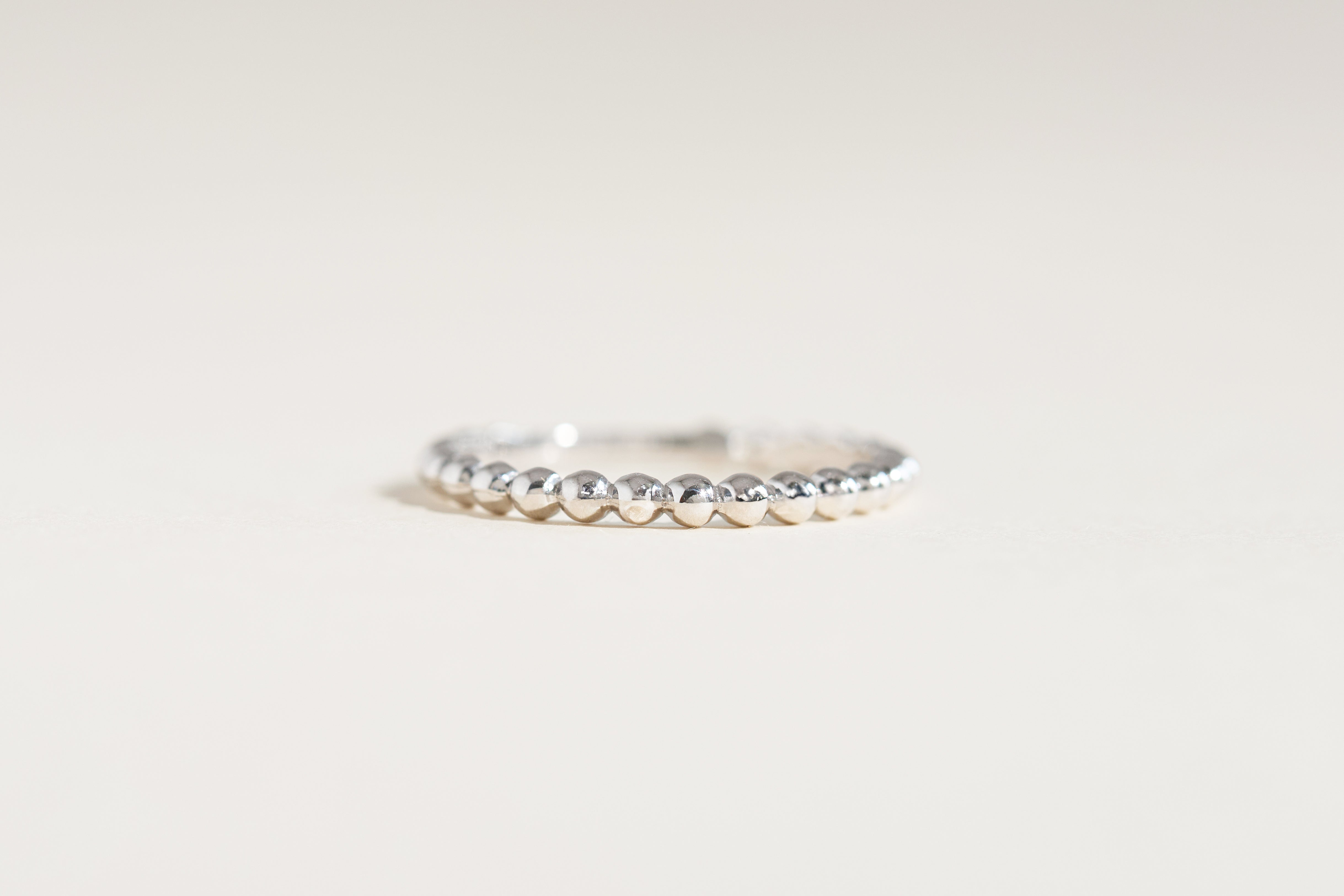 Bague Selena à pois en or blanc 