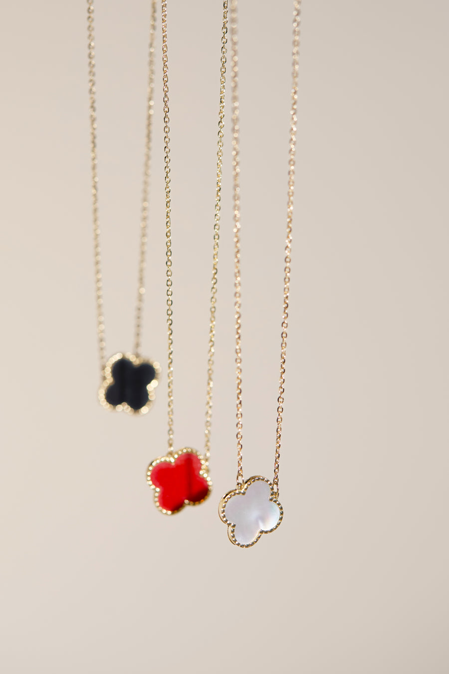 Collier Carrie avec trèfles noirs