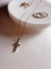 Pendentif Khloé croix style assumé