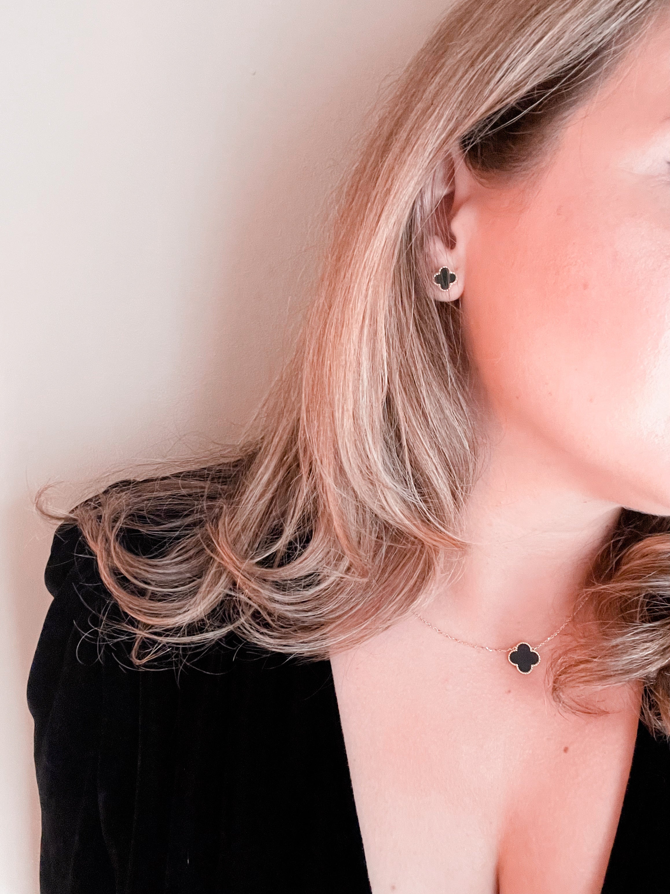 Boucles d'oreilles Carrie avec trèfle noir